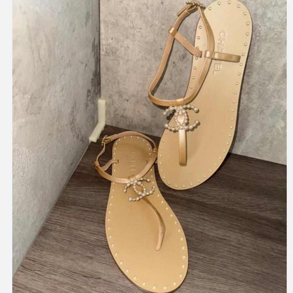 Chanel Nude & White Pearl Thong Flat Sandals🤍